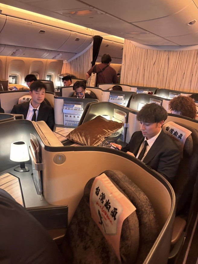 球員們都坐在商務艙。（圖／Threads@im_matt_chen授權提供）