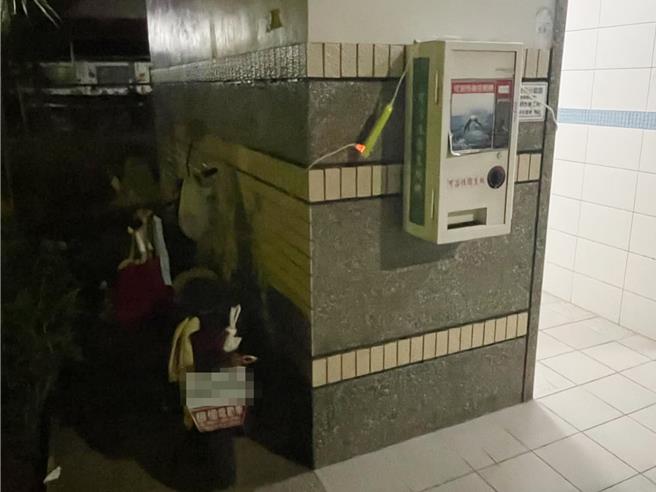 有民眾发现，有人在公厕给电动机车充电。（翻摄脸书「屏东县潮州镇」／罗琦文屏东传真）