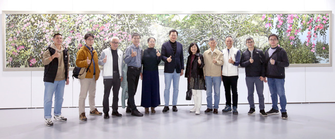 旺旺集团副董事长周锡玮（中）的「一合相」画展27日在松山文创园区一号仓库盛大开幕，周锡玮致词时表示自己没有画风、没有画派。（范扬光摄）