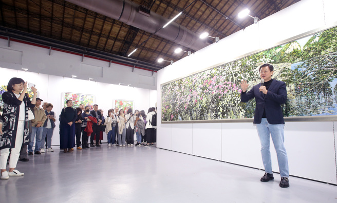 旺旺集团副董事长周锡玮（右）的「一合相」画展27日在松山文创园区一号仓库盛大开幕，周锡玮致词时表示自己没有画风、没有画派。（范扬光摄）