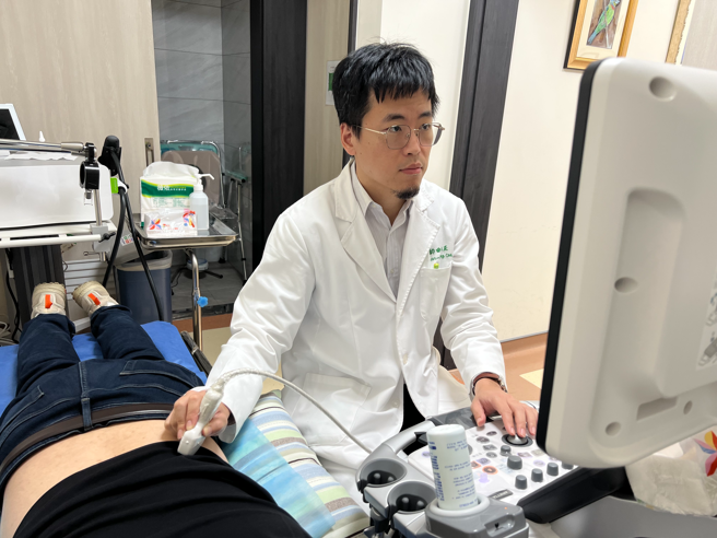 三重宏仁医院泌尿科主任曲元正曾为林口长庚重点培育医师，经过长庚10年训练后转到宏仁服务，希望能服务更多大台北地区患者，减少病患排队与舟车往返的困扰。（林金池摄）