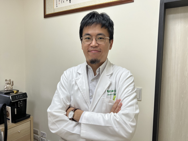 曲元正专长为肿瘤海扶刀切除、摄护腺肥大等治疗，他强调，宏仁医院添购最新仪器，也聘请教学医院教授级医师驻诊，医疗品质不输教学医院。（林金池摄）