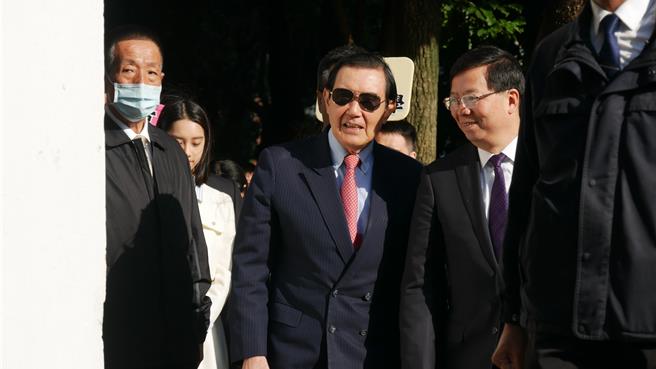 马英九基金会邀请大陆师生团访台，首站来到中山女中。（陈柏廷摄）