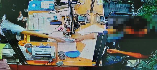 台南市王姓貨車司機積欠國庫26萬7419元被移送強制執行後，不僅分期繳清欠款，還將每期的牌照稅、燃料費設定自動扣款。（讀者提供／洪榮志台南傳真）