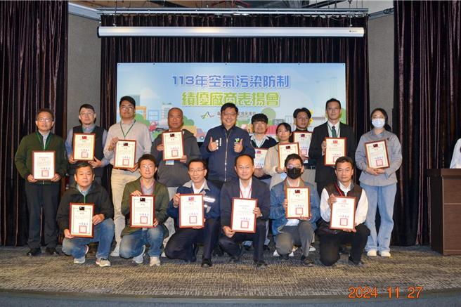 台北市表扬空污防制绩优厂商，今年首度办理优良工地评选，共15处营建工地脱颖而出。（台北市环保局提供／谢佳君台北传真）