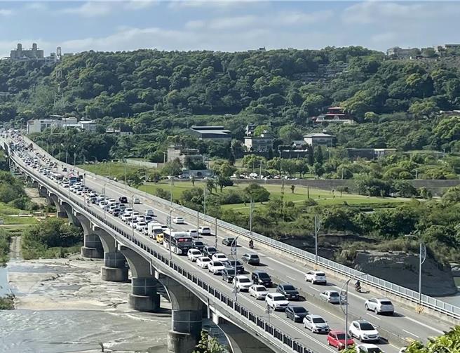 桃园市大溪区假日塞车问题严重，当地联外交通主要有武岭桥及崁津大桥，地方期盼建置第3座桥梁纾解车流。市府工务局说，相关可行性评估已经完成，待提报市府定案后即可执行相关作业。（吕筱蝉摄）