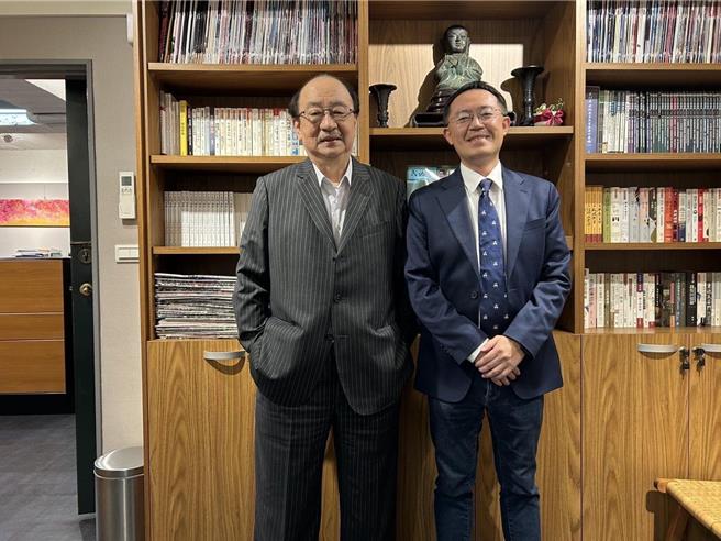 柯建銘表示，本屆開始民進黨立法院黨團兩位副幹事長，原為立法委員林楚茵 、洪申翰，這兩位黨團幹部，無論是在政策論述，還是為執政團隊辯護上，表現可圈可點，用「驍勇善戰」來形容亦不為過。（柯建銘辦公室提供／游念育台北傳真）