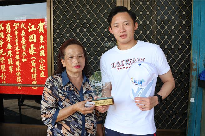 江国豪从小与阿嬷互动密切。（叶静美摄）