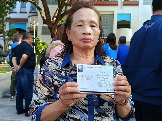 江国豪的阿嬷陈秀美秀出江国豪学生时代写给她的卡片。（叶静美摄）