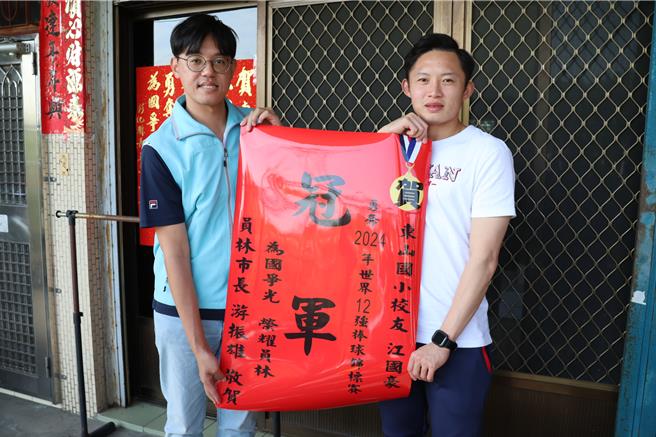 员林市公所今 (27) 日下午前往江国豪老家贴红榜祝贺。（员林市公所提供／叶静美彰化传真）