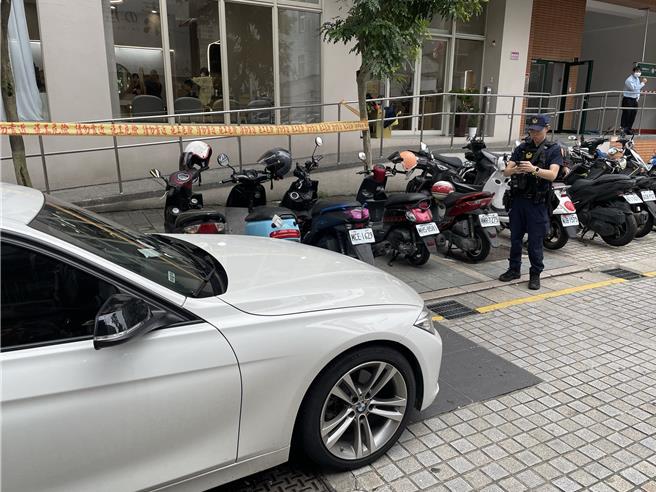 桃园市警察局今年12月1日起交通违规径举通知单全面电子化，以期减少警察压力，进而方便管理，减少弊端。 （廖姮玥摄）