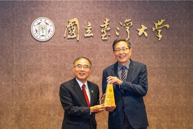 台大校长陈文章颁赠感谢牌给Garmin董事长暨创办人高民环。（台大提供）