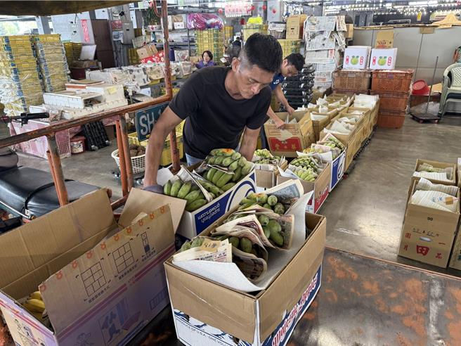 木瓜、香蕉正缺货，大盘交易价格比平时高出2、3倍。（宝智华摄）