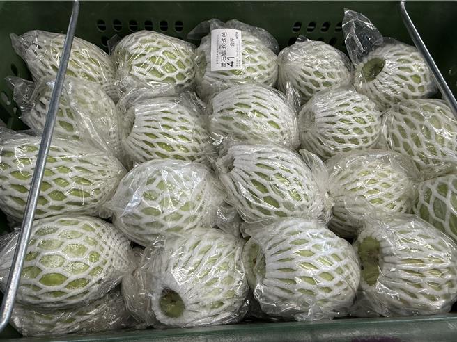 各类水果几乎都短缺，珍珠芭乐的价格水涨船高。（宝智华摄）