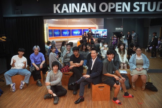 总统府副秘书长何志伟到桃园市参观开南大学的空运机舱与新闻主播台等专业教室，并与学生热情互动。(照片/开南大学提供)