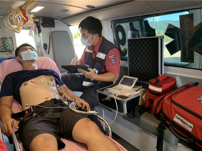 屏东县在卫福部「到院前救护车心电图判读跨院合作计画」的支持下，今年36个消防分队全面装设到院前心电图机，大幅提升紧急救护能力。（屏东消防局提供／谢佳潾屏东传真）