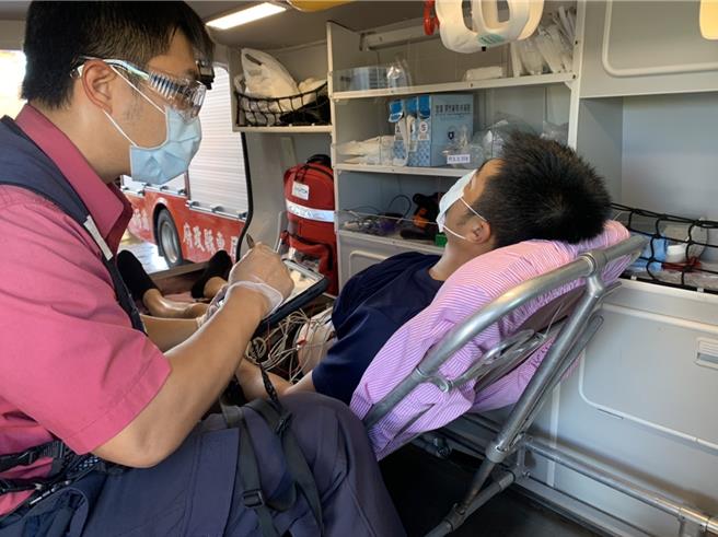 屏东县在卫福部「到院前救护车心电图判读跨院合作计画」的支持下，今年36个消防分队全面装设到院前心电图机，大幅提升紧急救护能力。（屏东消防局提供／谢佳潾屏东传真）