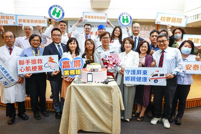 屏东县在卫福部「到院前救护车心电图判读跨院合作计画」的支持下，今年36个消防分队全面装设到院前心电图机，大幅提升紧急救护能力。（屏基提供／谢佳潾屏东传真）