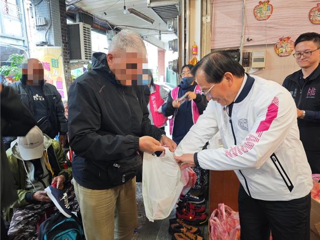 桃園市社會局設有2處遊民外展服務中心，為建立一站式服務與強化公私協力關係，積極連結民間友善資源一同協作！11月起，與桃園市女子美容商業同業公會合作「安心剪」方案，於每月最後一周星期三下午3至5時，媒合專業髮型師至2中心提供義剪服務。（桃園市社會局提供）