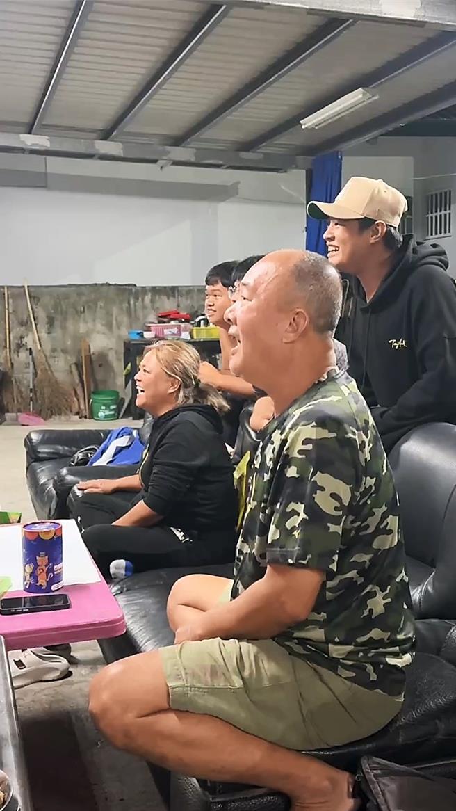林昱珉岳父母一家人透過轉播觀看他出戰日本隊，隔空高喊「三振」助威。（民眾提供／蕭嘉蕙台東傳真）