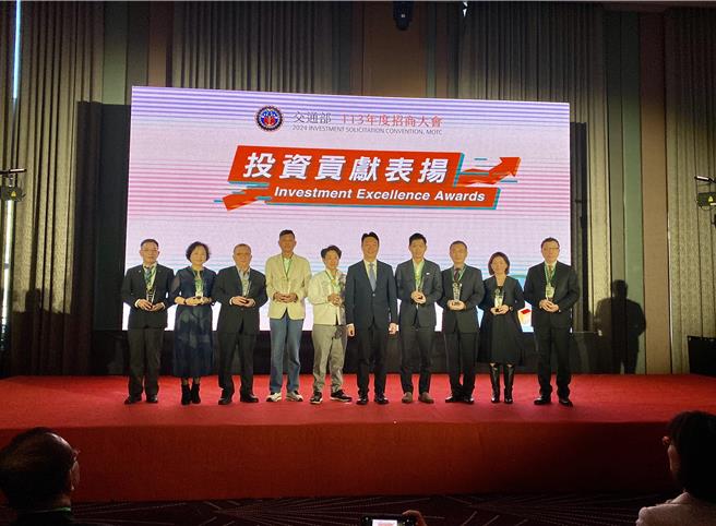 交通部長陳世凱27日在招商大會中頒發投資貢獻獎。（蔡明亘攝）