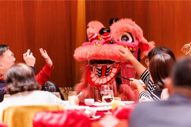 宴会厅除夕「团圆守福宴」以丰富年菜佳肴搭配传统舞狮、魔术表演、乐团演奏等节目，订席踊跃，仅剩少量席次。 （图／台北远东香格里拉）