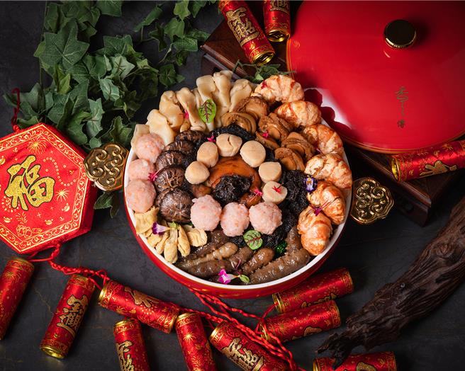 「香宫」年年热销的年菜单点「广东盆菜」，匯聚刺参、六头鲍、大明虾、干贝、蚝乾与花胶筒等顶级食材，售价16888元。 （图／台北远东香格里拉）