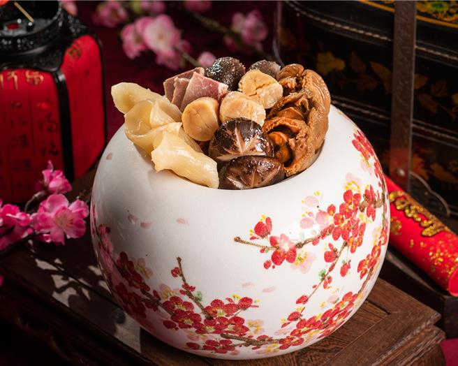 「上海醉月楼」推出的单点年菜「鲍参极品佛跳墙」，以顶级食材成就浓郁美味，售价8888元。 （图／台北远东香格里拉）