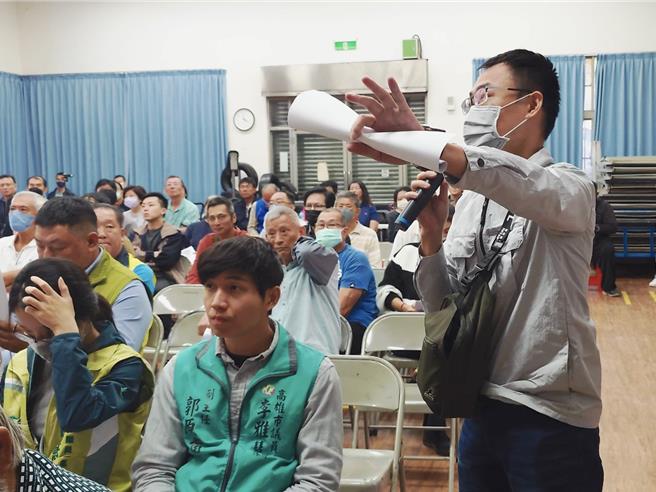 高铁南延路廊方案将于年底定案，铁道局在高雄举办4场说明会，首场于27日在左营登场，吸引逾百民眾到场表达意见。（任义宇摄）