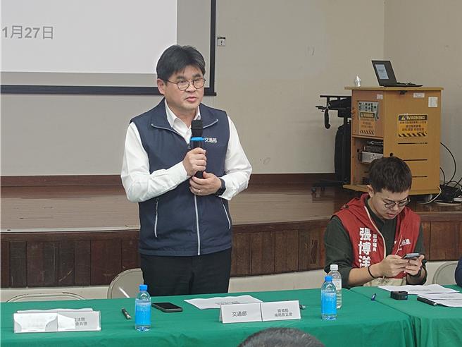 高铁南延路廊方案选择交通部承诺将于年底定案，铁道局宣布展开4场说明会，首场27日于左营福山里活动中心登场，由铁道局长杨正君带队与民眾沟通。（任义宇摄）