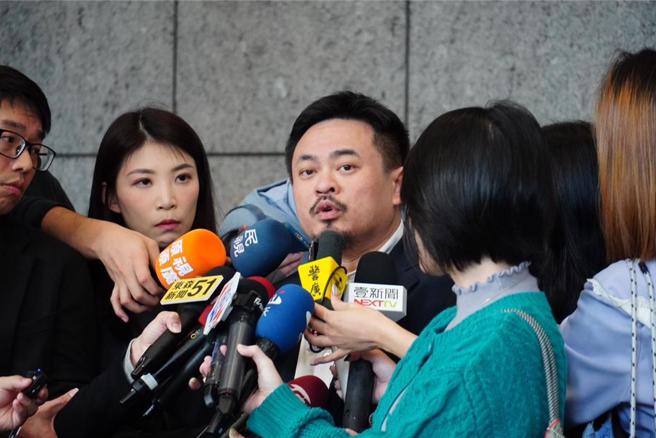 新任劳动部长洪申翰（中）视察完北分署及劳发署后受访。（资料照，张铠乙摄）