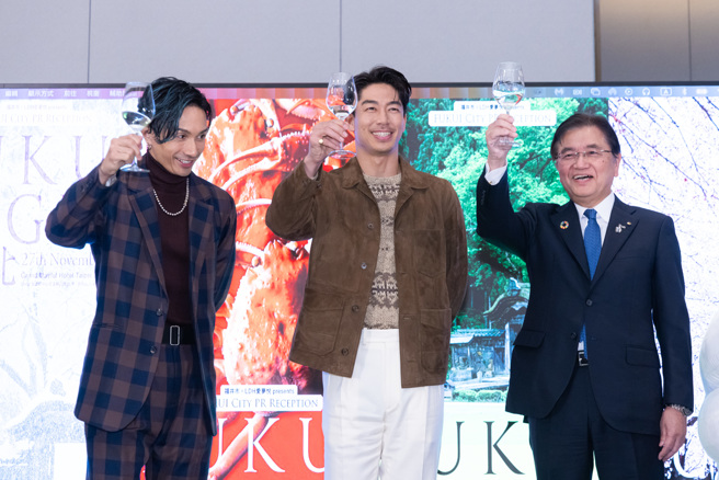 AKIRA（中）称讚陈杰宪又帅又厉害。（图／COME ON JKSSP提供）