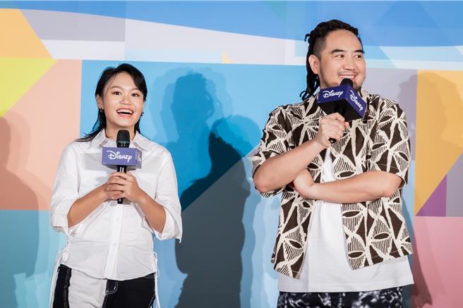 Matzka（右）及Makav真愛現身探訪臺大兒醫。（迪士尼提供）