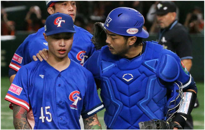 世界棒球12强赛中华队夺冠，捕手林家正成为「夺冠隐形MVP」，他在投手丘上如何安定投手。（图／赵双杰摄）