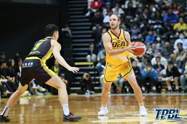 新北中信特攻洋将柯南（右）具备外线能力，总教练李逸骅期待他随着比赛场次增加手感会更好。（TPBL提供）