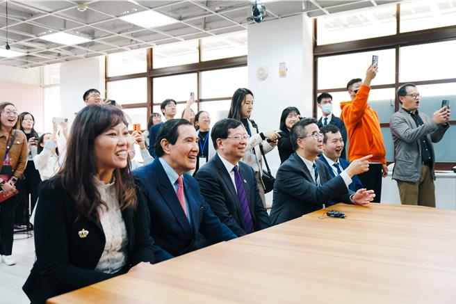 前总统马英九（左二）与陆生互动。（马英九基金会提供）