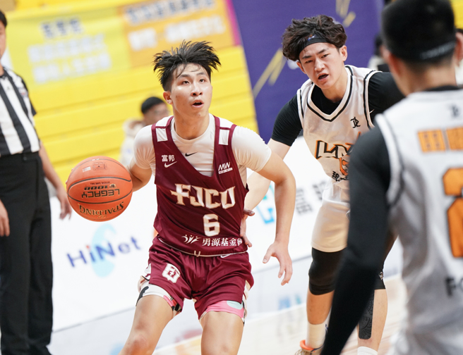 辅仁大学王翊仲（左）在27日的比赛贡献19分，助队击败黎明学院，收下UBA 113学年赛第一阶段预赛4连胜。（大专体总提供）