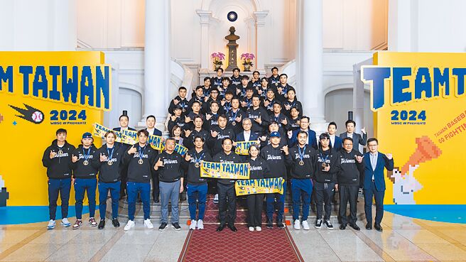 總統賴清德接見奪冠軍的「2024年世界棒球12強賽中華隊」並大合照。圖／總統府提供