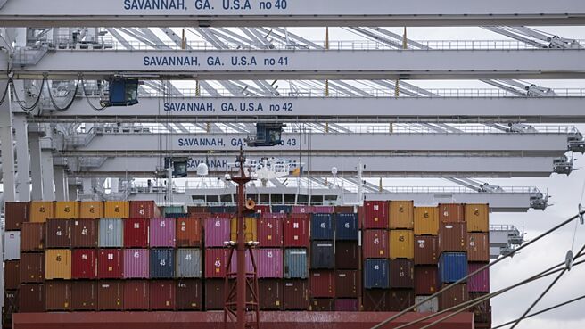 外媒點名，川普加徵關稅，可能擾亂供應鏈或觸發通膨，影響航運業。圖／美聯社