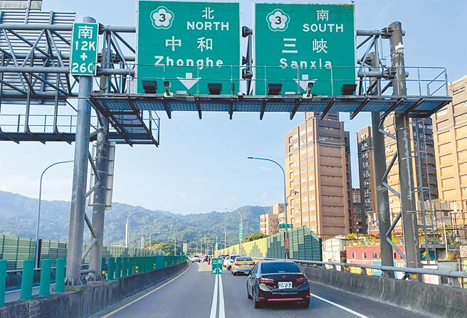 交通部公路局为改善国道3号土城至龙潭段塞车状况，2021年起启动「板龙快速道路计画」，规画台65快速道路自土城端延伸至三峡、莺歌与桃园龙潭。（土城警分局提供／柯毓庭新北传真）