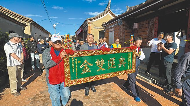 「金門之光」李洋榮獲賴總統贈匾「奧運雙金」，26日上午由其父李峻淯（中）代表返回金門古寧頭老家，沿途鑼鼓喧天。（于家麒攝）
