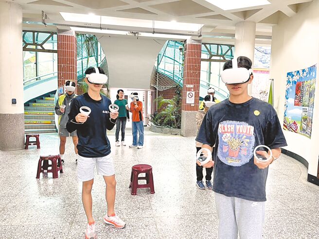 苗栗縣南庄國中學生透過VR體驗，宛如置身石虎棲息地，觀察其樣貌與行為。（苗栗縣政府提供／呂麗甄苗栗傳真）