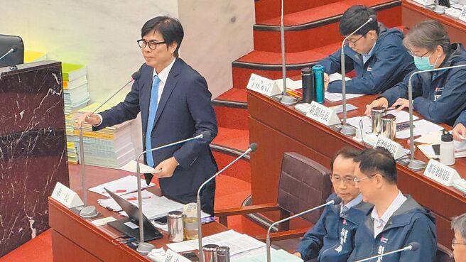 針對審計處指高市府公園處恐變錢坑，高雄市長陳其邁（左）26日反駁指出，高雄公園綠地面積及數量比台北還要多，但人員跟預算都比台北少，因此他會繼續支持公園處的人員及預算。（柯宗緯攝）