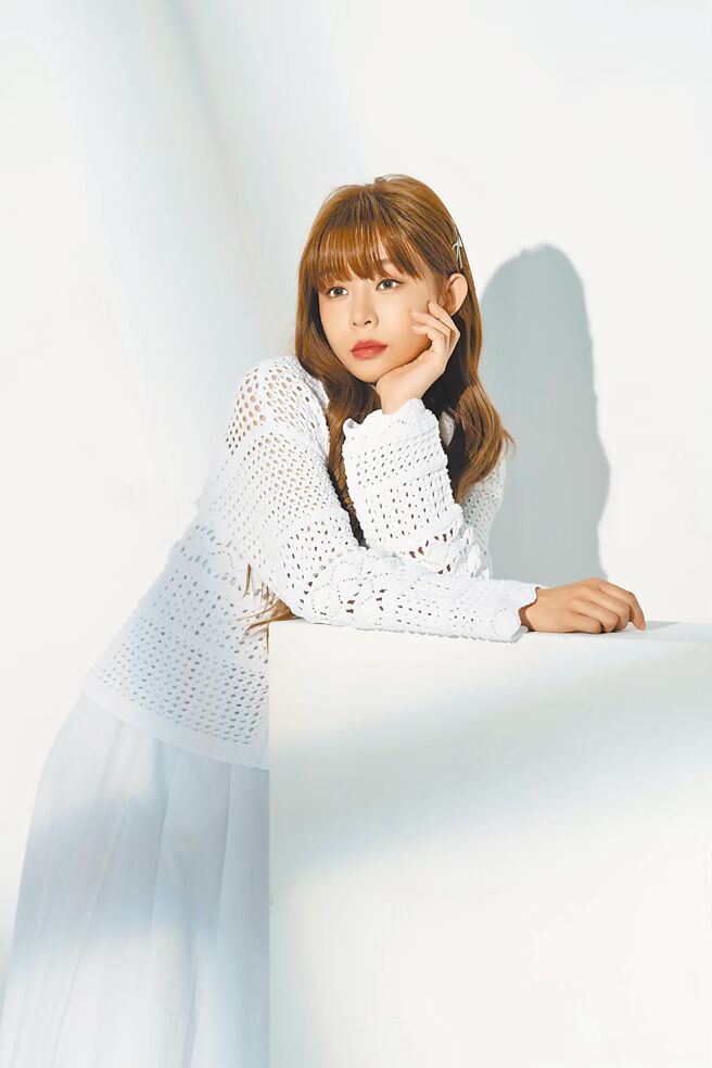 啦啦队女神Yuri近期积极转型，期望能够探索自己更多不同的面相。（石智中摄、服装／Club Monaco）