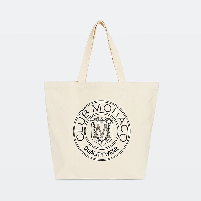 Club Monaco米白Logo徽章图案大型托特包 ，2900元。（Club Monaco提供）