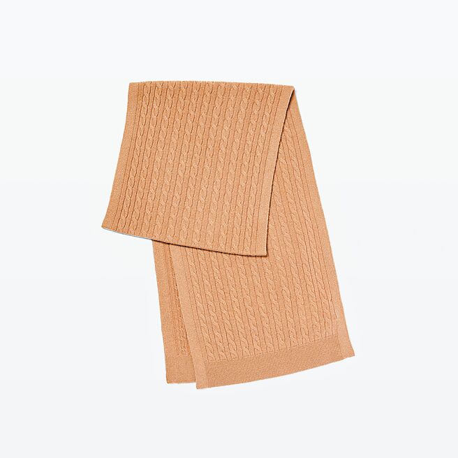 Club Monaco奶茶褐羊绒围巾，9900元。（Club Monaco提供）