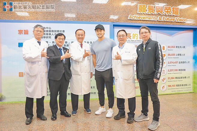 林家正（右三）、潘傑楷回國休息一晚後，隔日至新光醫院接受詳細檢查，兩人傷勢皆輕微，關節處無大礙。（新光醫院提供）