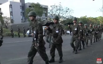 直擊政大後備旅教召武裝行軍！創新大樓架百頂帳篷、野戰淋浴間