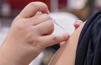 北市4校周末開打免費疫苗 防流感、新冠一次搞定