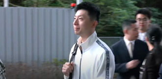 馬龍現身政大 學生搶簽名！馬辦曝他愛台灣味 今晚逛夜市